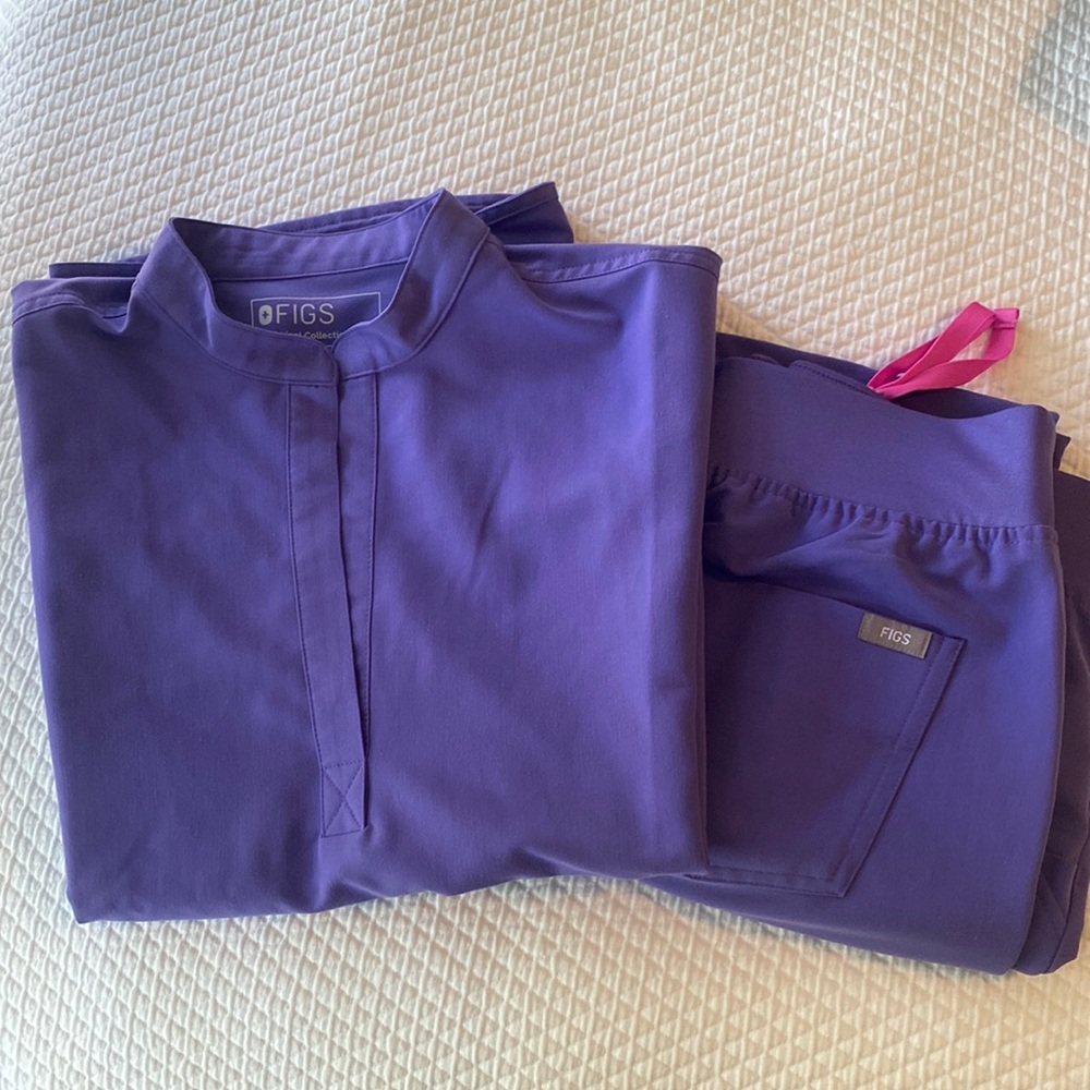 Figs Rafaela scrub top (small) and Zamora scrub bottoms (medium tall)